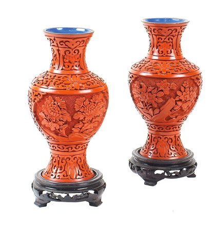 COPPIA DI VASI IN LACCA ROSSA CON DRAGHI Cina, XX Sec. poggianti su basi in...