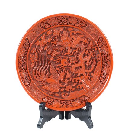 PIATTO IN LACCA ROSSA CON DRAGHI Cina, XX Sec. A CHINESE RED LACQUERED PLATE...