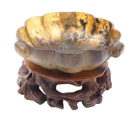 COPPETTA IN PIETRA TRASLUCIDA Cina, XX Sec. incisa e sagomata, poggiante su...