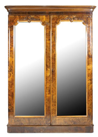 ARMADIO IN NOCE Inghilterra, XX Sec. fronte a due sportelli elementi in legno...