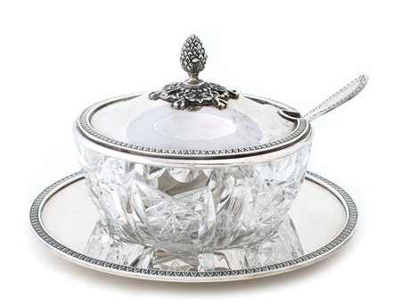 FORMAGGIERA IN ARGENTO CON CUCCHIAINO Italia, XX Sec. corpo liscio decorato a...