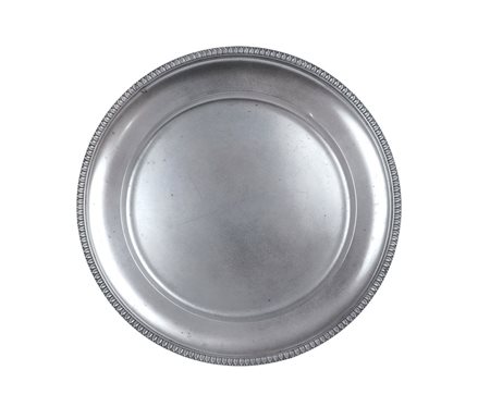 VASSOIO CIRCOLARE IN ARGENTO Italia, metà XX Sec. con profilo decorato a...