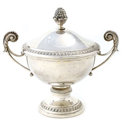 ZUCCHERIERA IN ARGENTO CON COPERCHIO Italia, XX Sec. corpo liscio con profili...