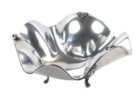 CENTROTAVOLA IN ARGENTO Italia, XX Sec. corpo liscio con profilo sagomato,...