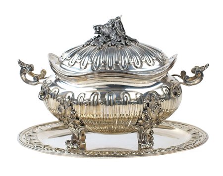 ZUPPIERA CON PRESENTOIRE IN ARGENTO TITOLO 925 Milano, XX Sec. corpo ovale...