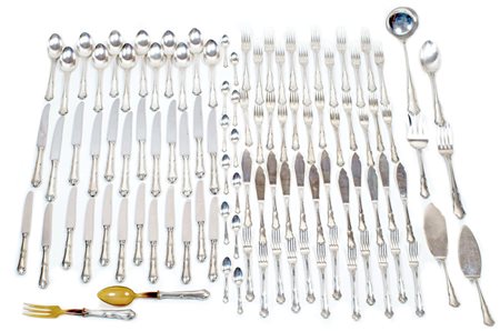 SERVIZIO DI 104 POSATE IN ARGENTO Bologna, anni 40-50 fabbrica argentiera...