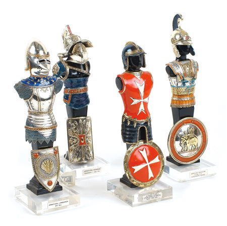 QUATTRO SOLDATINI CON ARMATURA IN ARGENTO TITOLO 925 XX Sec. decorati in...