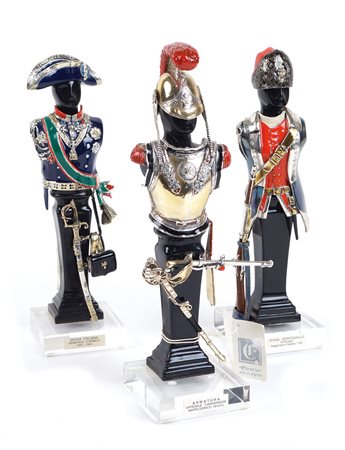 TRE SOLDATINI CON ARMATURA IN ARGENTO TITOLO 925 XX Sec. decorati in smalto...