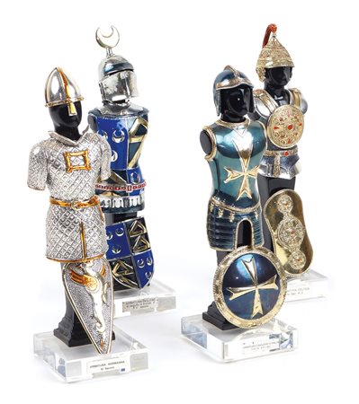QUATTRO SOLDATINI CON ARMATURA IN ARGENTO TITOLO 925 XX Sec. decorati in...