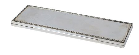 SCATOLA RETTANGOLARE IN ARGENTO Italia, XX Sec. corpo liscio, coperchio con...