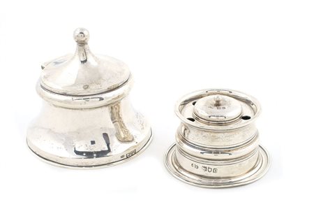 DUE CALAMAI IN ARGENTO Inghilterra, inizio XX Sec. fogge e misure diverse TWO...