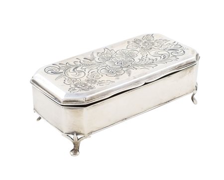 PORTAGIOIE IN ARGENTO Birmingham, 1928 coperchio sbalzato e decorato a motivi...