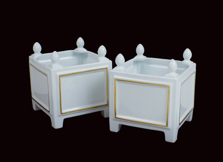 COPPIA DI CACHEPOTS IN PORCELLANA LIMOGES Francia profilati in oro A PAIR OF...