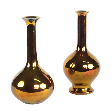 DUE BOTTIGLIE IN CERAMICA DORATA Gatti, Faenza XX Sec. A COUPLE OF FAENZA...