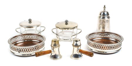 SETTE OGGETTI IN METALLO ARGENTATO XX Sec. fogge e misure diverse A MIXED...