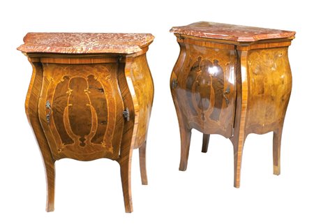 COPPIA DI COMODINI IN RADICA, NOCE E BOIS DE ROSE Italia, metà XX Sec. linea...