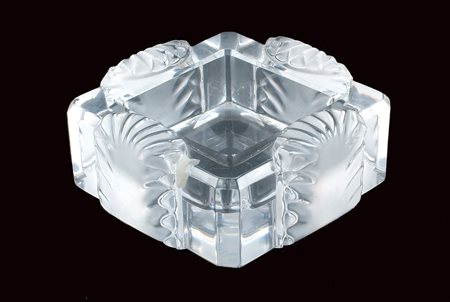 LALIQUE, POSACENERE IN CRISTALLO Francia, XX Sec. firmato sotto la base A...