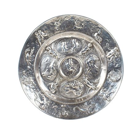 PARTICOLARE PIATTO IN ARGENTO XIX Sec. sbalzato ed inciso a raffigurare i...