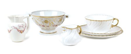 QUATTRO OGGETTI IN PORCELLANA POLICROMA XIX-XX Sec. manifatture e fogge...