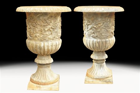 COPPIA DI GRANDI VASI MEDICEI IN GHISA fine XIX Sec. bordo baccellato e corpo...