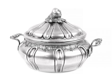 PICCOLA LEGUMIERA IN ARGENTO Italia, metà XX Sec. di forma circolare a due...