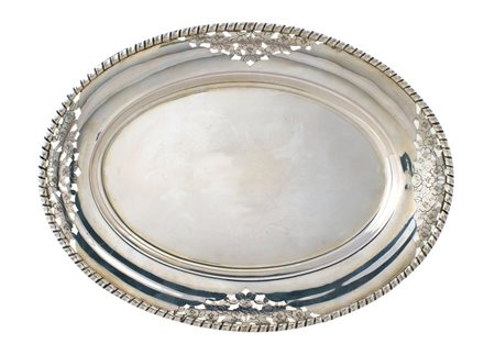 VASSOIO OVALE IN ARGENTO Italia, XX Sec. corpo liscio, profilo traforato e...