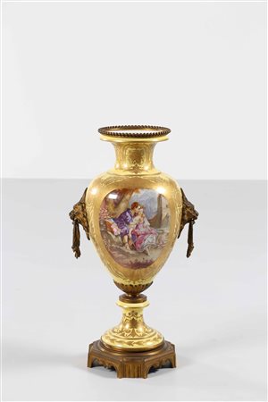 MANIFATTURA DI SEVRES FINE XIX SECOLO Vaso con applicazioni in bronzo dorato...