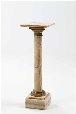 MANIFATTURA FRANCESE DEL XIX SECOLO Colonna con base e capitelli in bronzo...