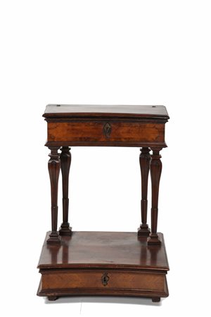 MANIFATTURA ITALIANA DEL XVIII SECOLO Inginocchiatoio in legno di noce e...