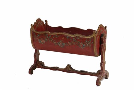 MANIFATTURA ITALIANA DEL XVIII SECOLO Elegante culla laccata a fondo rosso,...