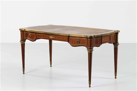 MANIFATTURA FRANCESE DEL XIX SECOLO Elegante scrivania a tre cassetti in...
