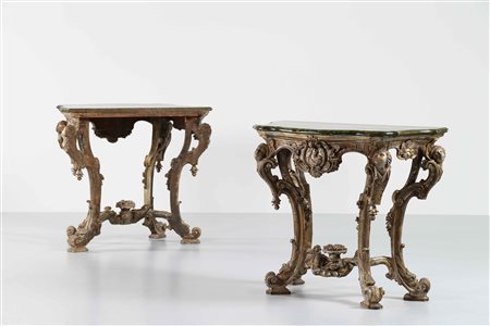 MANIFATTURA FRANCESE DEL XVIII SECOLO Elegante coppia di consoles con...