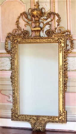 MANIFATTURA LUCCHESE DEL XIX SECOLO Specchiera con cima in legno dorato....