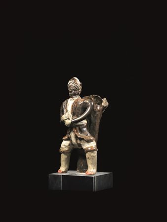 FRAMMENTO DI STATUA VOTIVA, SOLDATO DI FANTERIA, THAILANDIA, SECC. XIV - XV...