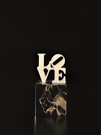 Robert Indiana (New Castle 1928) LOVE m ultiplo in pasta di marmo su base in...