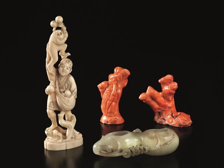 DUE CORALLI , UN OKIMONO E UNO SCIACQUAPENNELLI i coralli gr. 187, l'okimono...