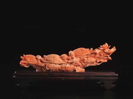 SCULTURA, CINA, SEC. XIX in corallo, finemente intagliato con tre papere tra...