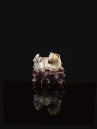 INTAGLIO, CINA, TARDA DINASTIA QING in giada verde celadon con venature color...