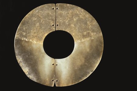 DISCO, CINA NORD OCCIDENTALE, CIRCA 2400-1900 A.C. in giada , formato da due...
