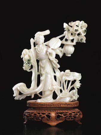 SCULTURA, CINA, SEC. XX in giadeite, raffigurante Guanyin con vaso di fiori,...