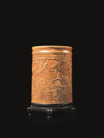 PORTA PENNELLI, CINA, DINASTIA QING, SECC. XVIII in avorio, decorato con gru...