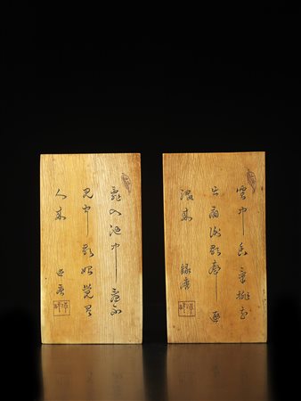 DUE PLACCHETTE, CINA, TARDA DINASTIA MING in avorio, decorato con figure in...