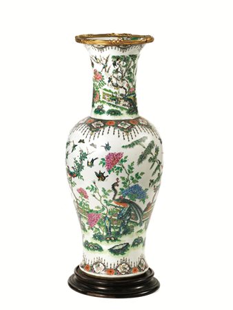 VASO, CINA, SECC. XVIII-XIX in porcellana policroma della famiglia verde,...