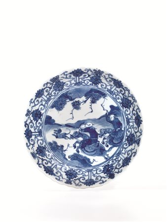 PIATTO, CINA, TARDA DINASTIA MING in porcellana bianca e blu, con bordo...