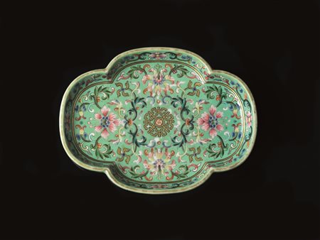 VASSOIO, CINA, DINASTIA QING, EPOCA QIANLONG in porcellana policroma della...