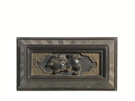 TRE PANNELLI, GIAPPONE, SEC. XIX uno grande e due piccoli in bronzo entro...