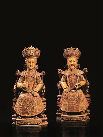 DUE SCULTURE, CINA, SECC. XIX-XX in avorio finemente intagliato, raffiguranti...