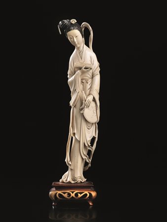 SCULTURA, CINA, SEC. XIX in avorio, modellato nella forma di figura femminile...