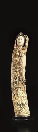 ZANNA, CINA, SEC. XIX in avorio, raffigurante figura femminile elegantemente...