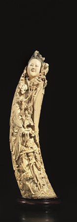 ZANNA, CINA, SEC. XIX in avorio, raffigurante Guanyin con vaso di fiori,...